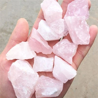 装飾用の生のピンククリスタル